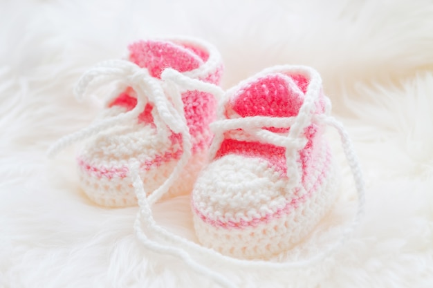 Petites chaussures de bébé. Premières baskets tricotées à la main pour fille nouveau-née.