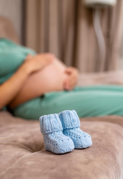 Petites chaussures pour bébé à naître Grossesse attente de maternité