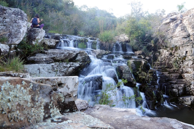 Petites chutes d'eau qui traversent la végétation du parc national Quebrada de los Cuervos à Tr