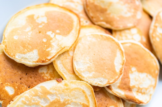 Petites crêpes fraîchement préparées sur une base de kéfir.