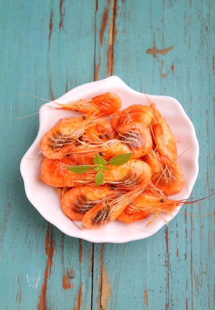 Petites crevettes (crustacés) sur fond bleu. cuisine traditionnelle d&#39;Odessa