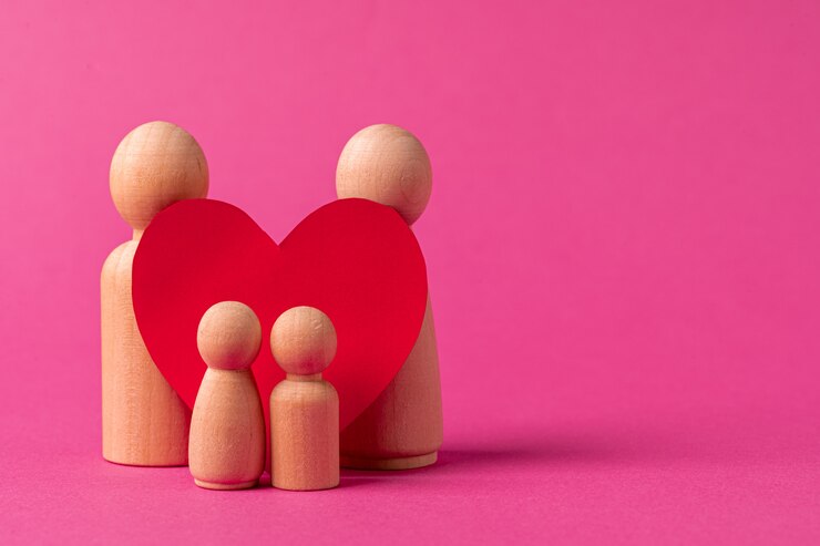 Petites figures en bois des membres de la famille. Symbole de relation familiale