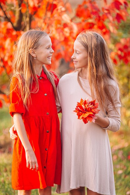 Petites filles adorables au chaud journée d'automne ensoleillée à l'extérieur