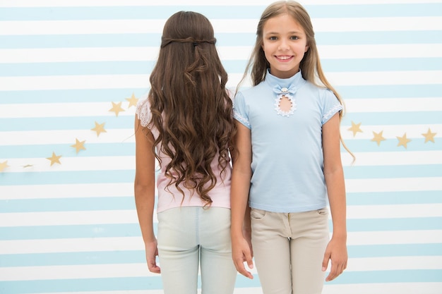 Petites filles aux longs cheveux bouclés Cheveux sains Shampooing revitalisant baume et masque Style de curling Belles boucles Brune et blonde Services de salon de coiffure Petits enfants aux cheveux longs