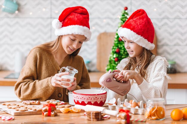 Petites filles la cuisson du pain d'épice de Noël