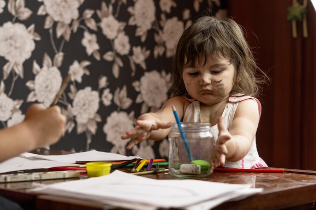 petites filles dessinant à l'aquarelle et dessinées sur son visage