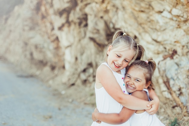 Petites filles étreignant à l'extérieur