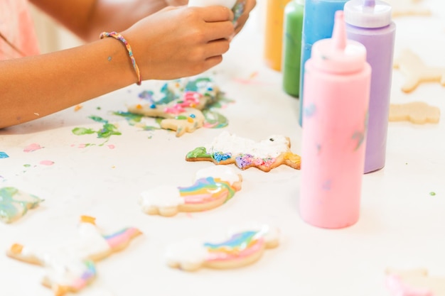 Petites filles faisant des biscuits de licorne à la date de jeu.