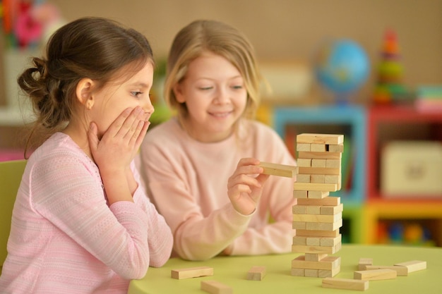 Petites filles jouant avec des blocs