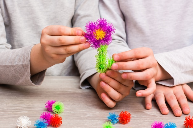 Petites filles jouant avec des fleurs jouets