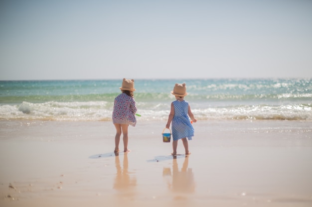 petites filles jouant sur la plage