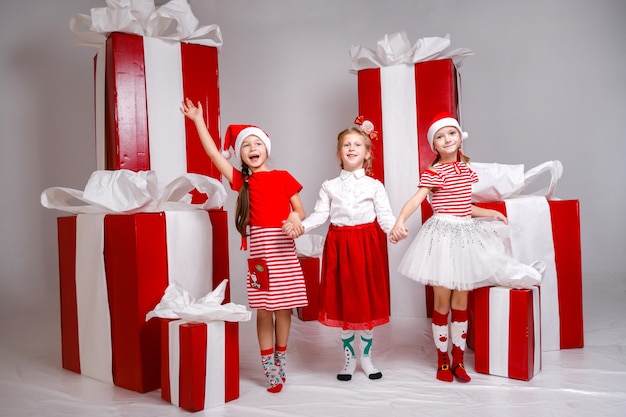 Petites filles mignonnes en studio avec décoration et accessoires de vacances d'hiver.