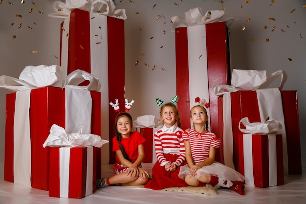 Petites filles mignonnes en studio avec décoration et accessoires de vacances d'hiver.