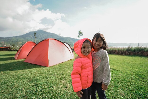 Les petites filles ont aimé jouer ensemble au camping du jardin ce jour-là