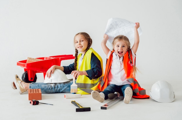 Petites filles sur le paysage blanc. Construction