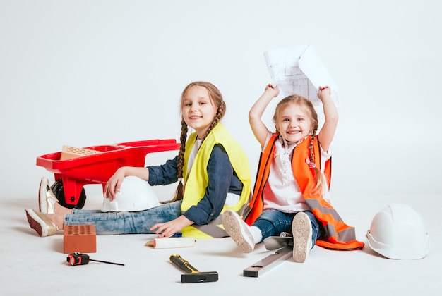 Petites filles sur le paysage blanc. Construction