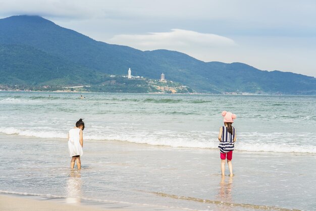 Petites filles à la plage chinoise de Danang au Vietnam