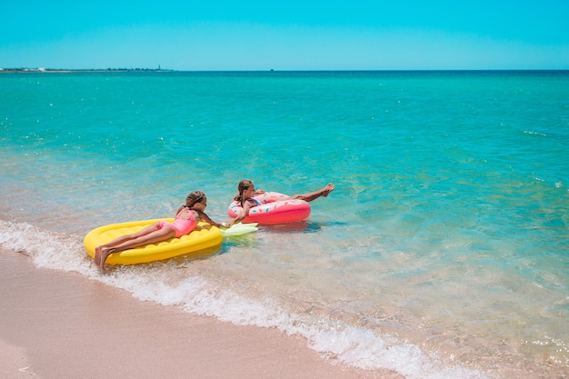 Petites filles à la plage