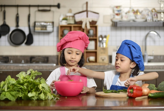 Petites filles préparant des aliments sains