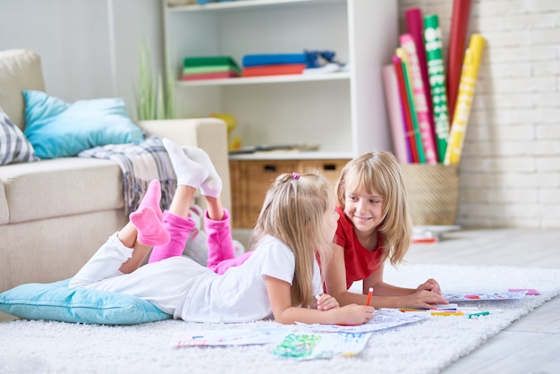 Petites filles seules à la maison