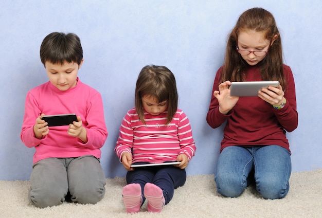 Petites Filles Utilisant Des Appareils électroniques