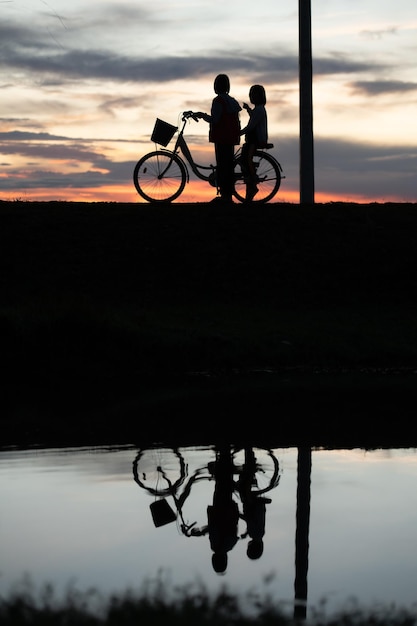 Des petites filles à vélo à la lumière du matin.