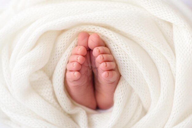 Photo les petites jambes magnifiques d'un nouveau-né dans les premiers jours de sa vie