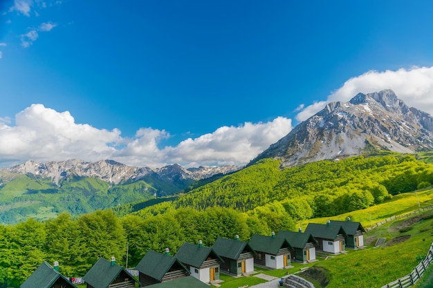 Petites maisons au pied de la montagne pour des vacances au Monténégro Komovi