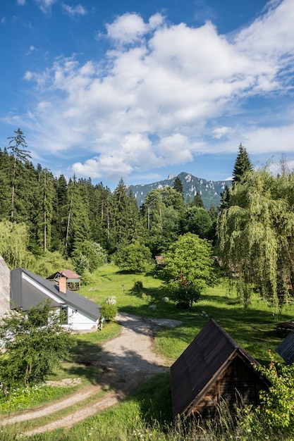 Petites maisons de campagne sur zone de montagne