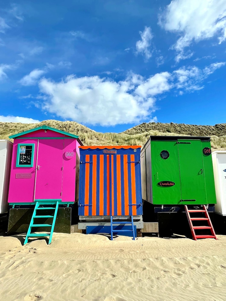 Photo des petites maisons colorées sur la plage