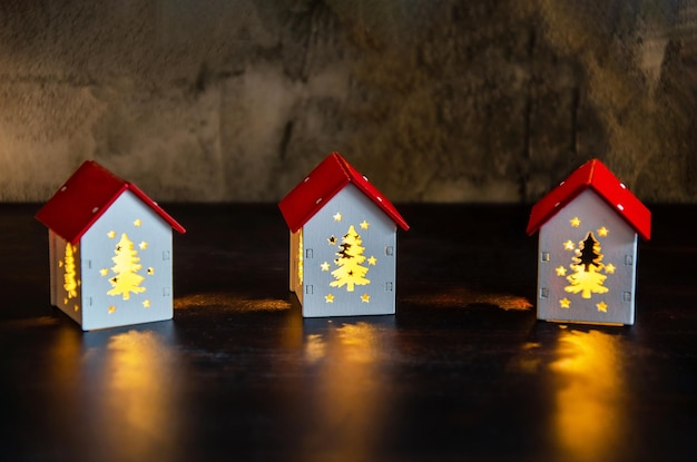 Petites maisons Fenêtres en forme d'arbre de Noël qui brillent de l'intérieur Brille dans le noir Photo atmosphérique