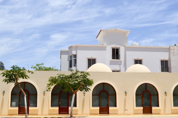 Petites maisons musulmanes arabes islamiques anciennes en argile de pierre ancienne et soignée avec fenêtres