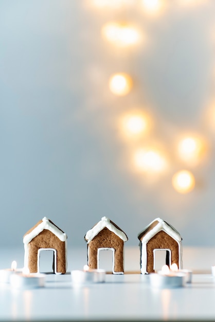 Petites maisons en pain d'épice, bougies et lumières de Noël