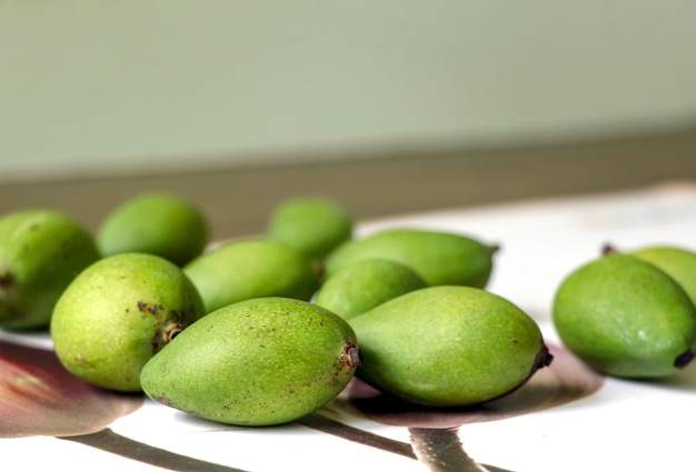 Petites mangues vertes sur une table en bois