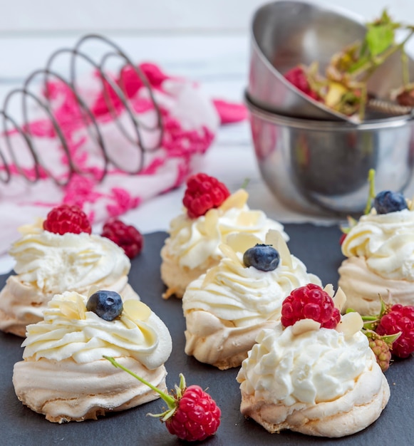 Petites meringues au four à la crème fouettée