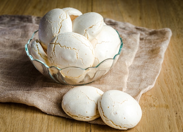 Petites Meringues dans un bol en verre