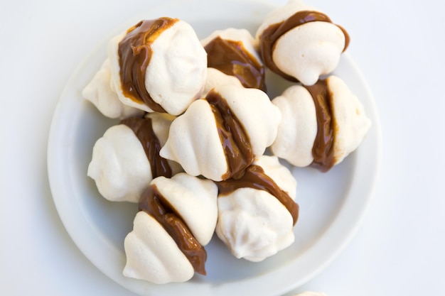 Petites meringues fourrées au dulce de leche