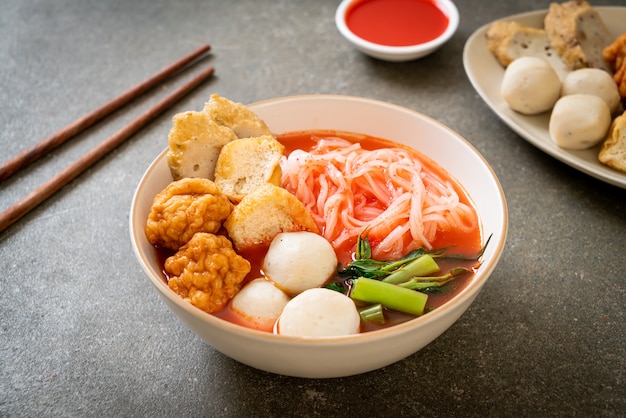 Petites nouilles de riz plates avec des boulettes de poisson et des boulettes de crevettes dans une soupe rose, Yen Ta Four ou Yen Ta Fo - Cuisine asiatique