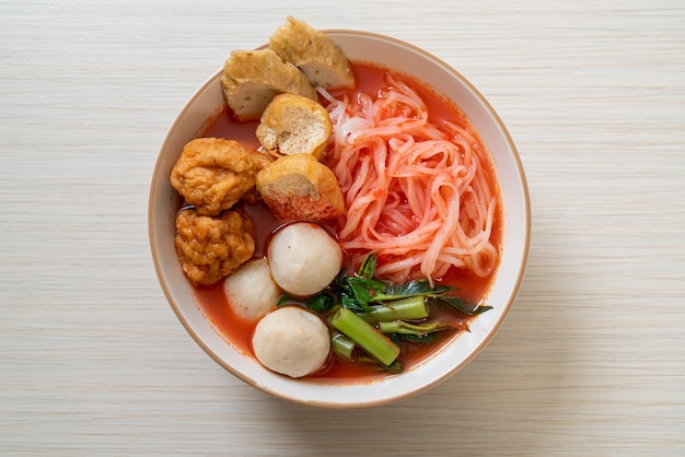 Petites nouilles de riz plates avec des boulettes de poisson et des boulettes de crevettes dans une soupe rose, Yen Ta Four ou Yen Ta Fo - Cuisine asiatique