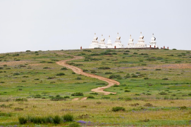 Petites pagodes sur une colline dans le district de Gurvanbulag en Mongolie