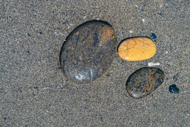 Petites pierres au bord de la plage