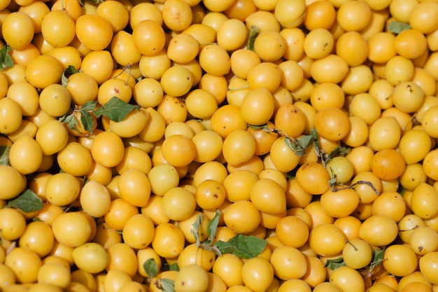 Petites prunes en vente au marché de producteurs. Géorgie