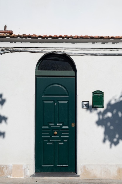 Petites rues historiques étroites et confortables du village de Ravelo dans le sud de l'Italie