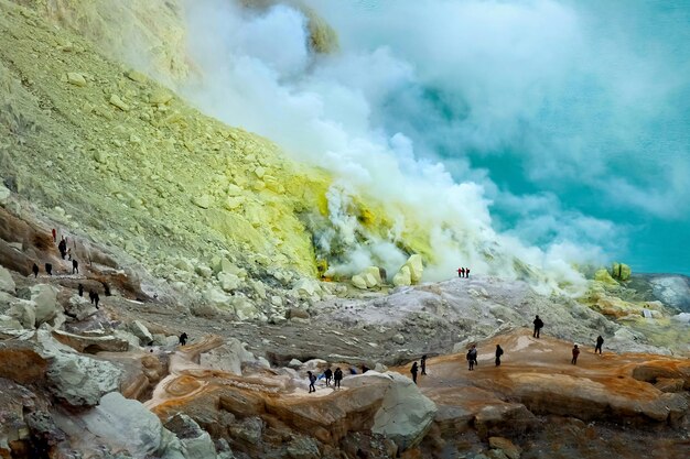 Petites silhouettes de personnes dans le cratère du volcan Ijen Indonésie île de Java