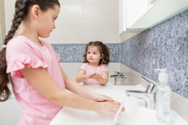 Photo petites sœurs dans la salle de bain