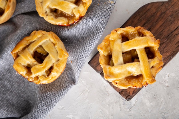 Petites tartes aux pommes sur la table