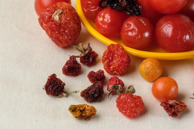 Petites tomates cerises mûres séchées au soleil