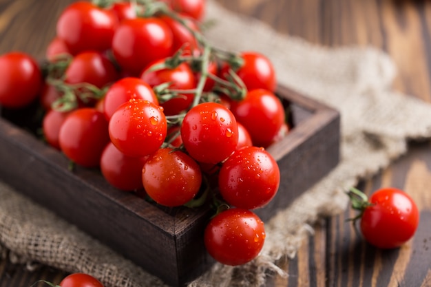 Petites tomates cerises rouges. Tomates cerises sur une branche