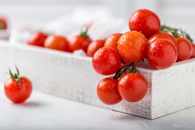 Petites tomates cerises rouges