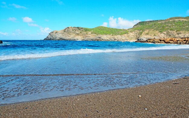 Petites vagues sur le rivage de L'Argentiera